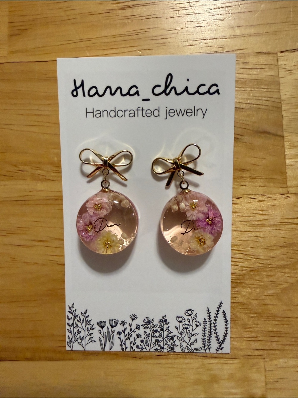 Hana_chica Handcrafted Resin Earrings with Natural Flowers and Gold Bow Accent